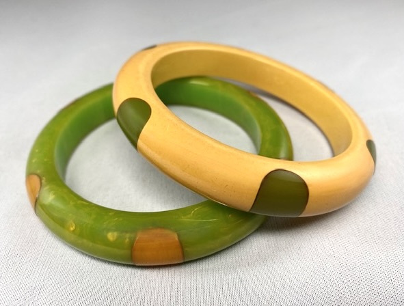 BB287 Pair of bakelite 6 dot bangles in lime & custard - Image 2