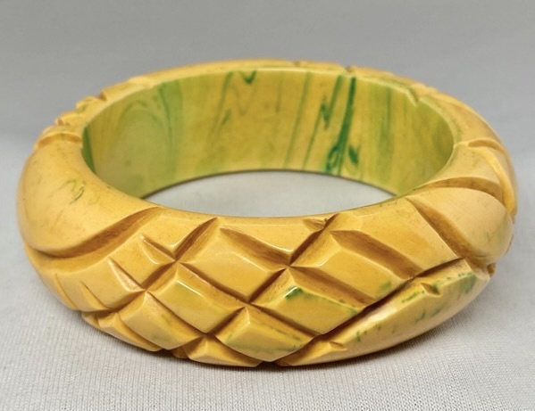 BB326 Chunky soft yellow/inkspot flower carved bakelite bangle - Image 2