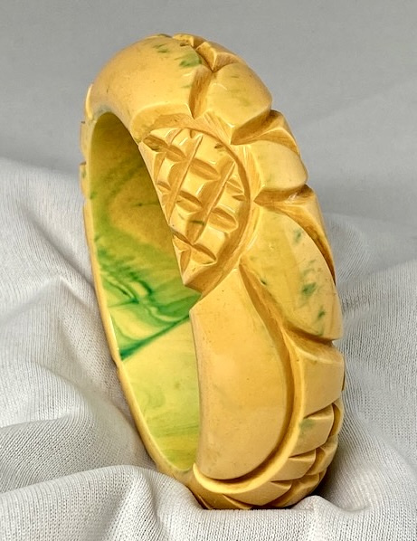BB326 Chunky soft yellow/inkspot flower carved bakelite bangle - Image 3