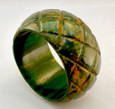 BB331 Chunky wide quilt carved marbled green bakelite bangle - Image 3