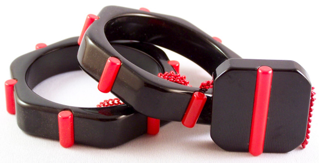 BB336 Black/red bakelite bangles
