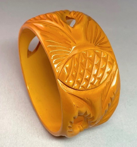 BB366 Wide pineapple and cut out leaf carved bakelite bangle - Image 2