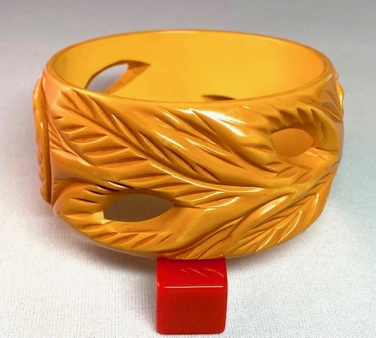 BB366 Wide pineapple and cut out leaf carved bakelite bangle - Image 3