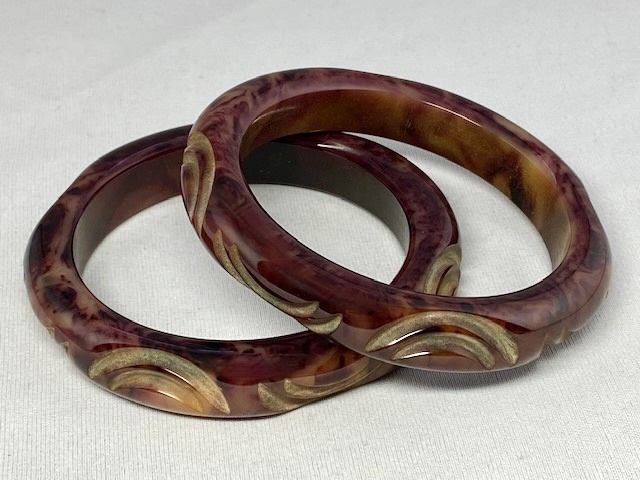 BB371 Pair matching blackberry custard crescent carved bakelite bangles - Image 2