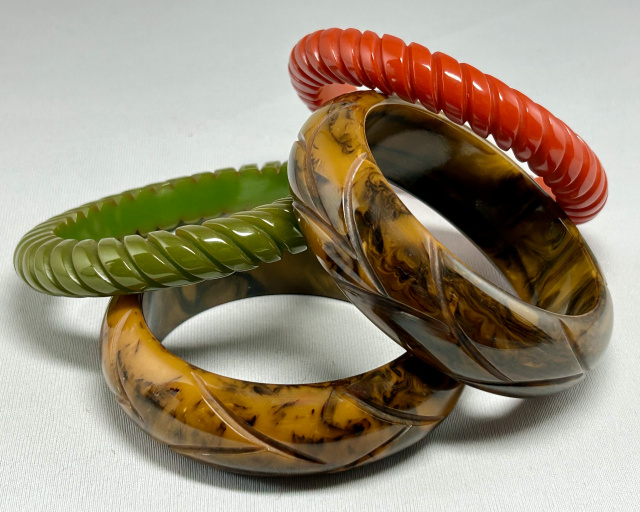 BB373 Miss. mud, coral & olive carved bakelite bangles - Image 3