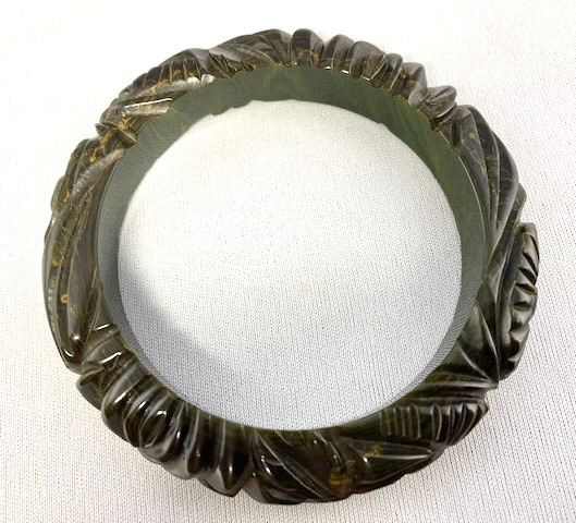BB374 Narrow heavy carved marbled green bakelite bangle - Image 2