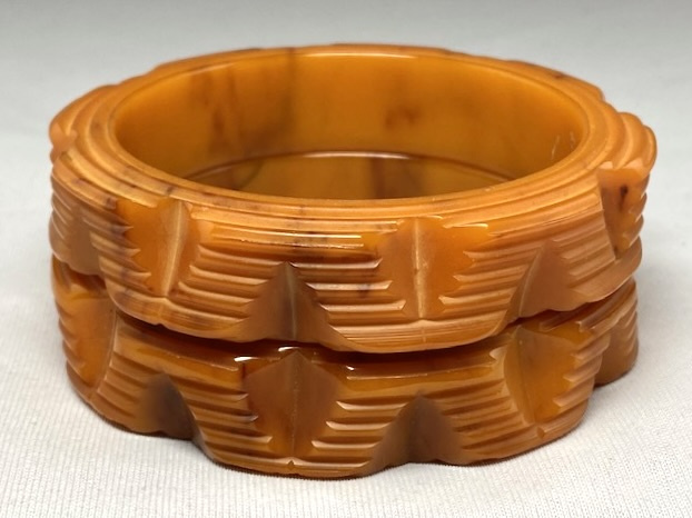BB377 Rare pair of notched and ribbed caramel bakelite bangles