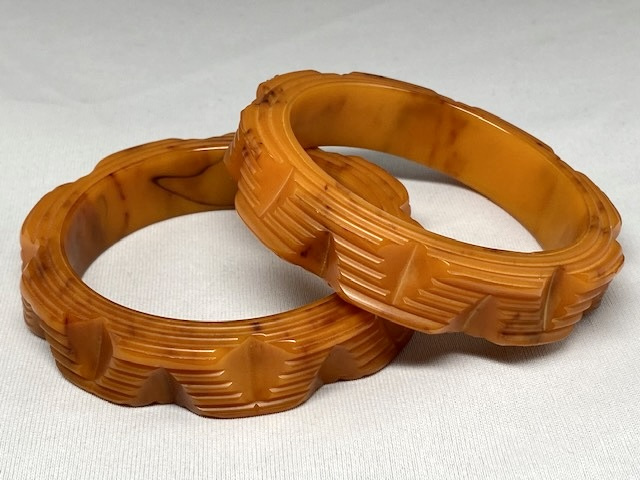 BB377 Rare pair of notched and ribbed caramel bakelite bangles - Image 2