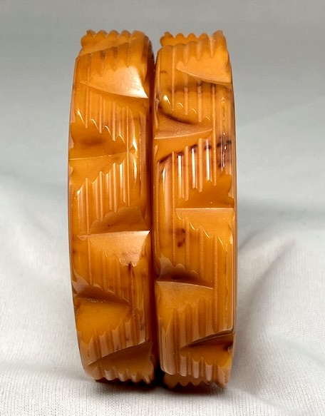 BB377 Rare pair of notched and ribbed caramel bakelite bangles - Image 3