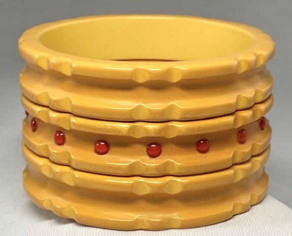 BB425 Trio of maize notched and raised edge bakelite bangles - Image 2