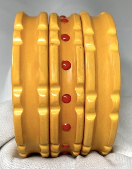 BB425 Trio of maize notched and raised edge bakelite bangles - Image 3
