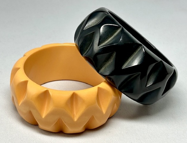 BB430 Wide chunky scoop carved licorice black or corn bakelite bangle - Image 2