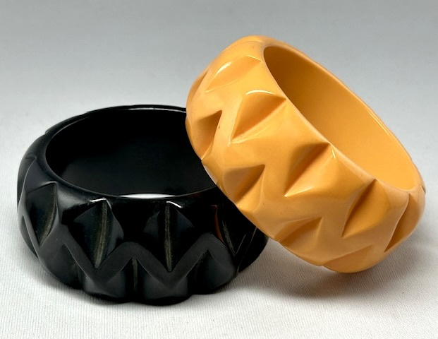 BB430 Wide chunky scoop carved licorice black or corn bakelite bangle - Image 3