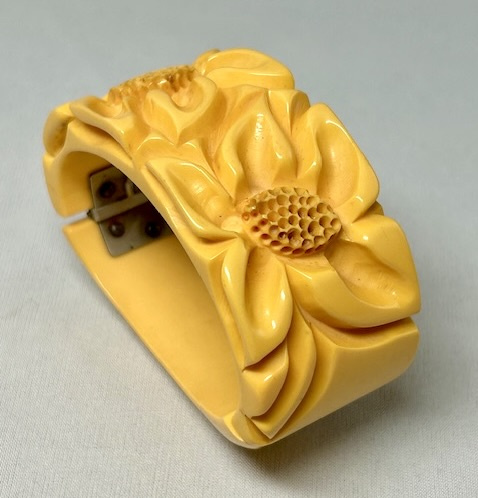 BB431 Flower carved corn bakelite hinged bracelet/small wrist - Image 3