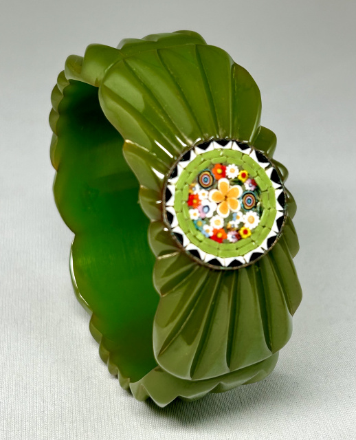 BB436 Carved green bakelite bangle with millefiori dots - Image 2