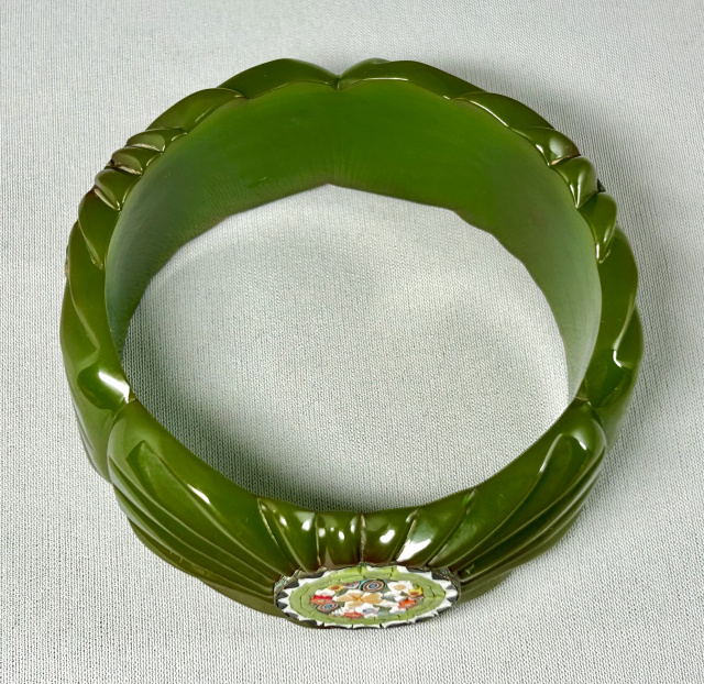 BB436 Carved green bakelite bangle with millefiori dots - Image 3