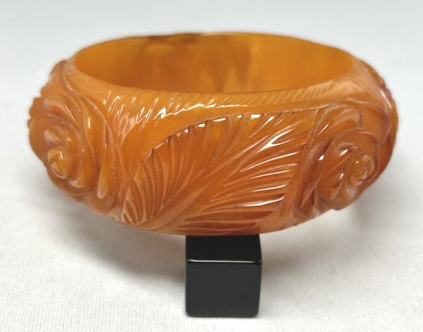 BB459 Marbled amber heavily carved rose/leaf bakelite bangle - Image 3