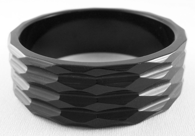 BB548 Black line/facet carved wide bangle