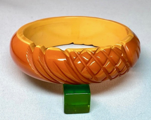 BB553 Burnt orange & corn cast 2 tone carved bakelite bangle - Image 2