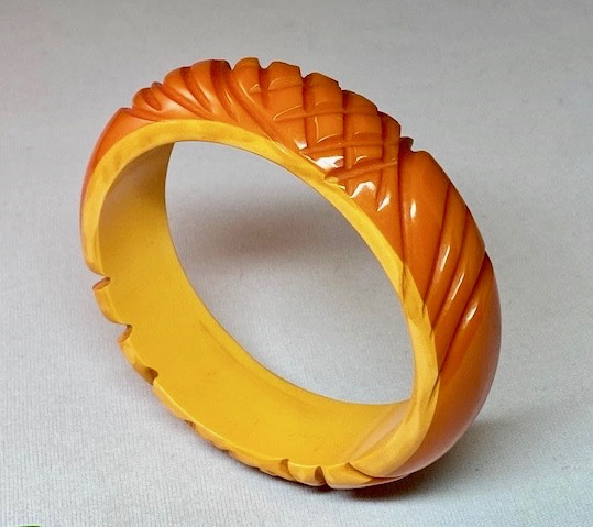 BB553 Burnt orange & corn cast 2 tone carved bakelite bangle - Image 3