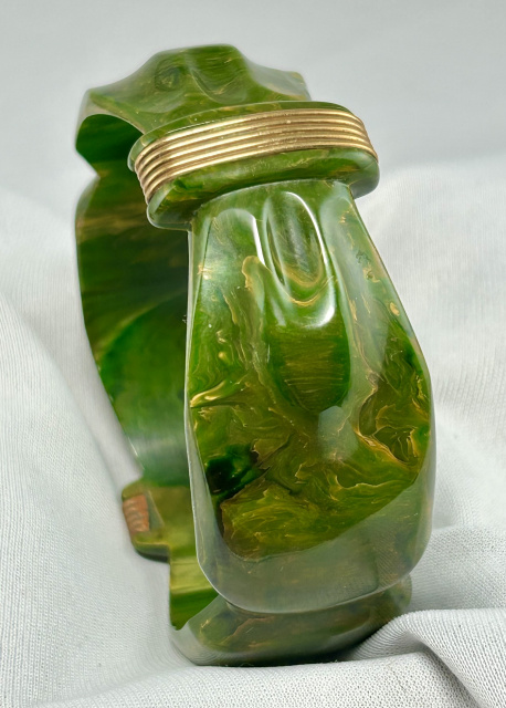 BB606 Marbled spinach green bakelite bangle with brass - Image 2