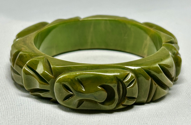 BB660 Olive green tiki carved bakelite bangle - Image 2