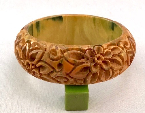 BB719 Wide chunky flower carved light end of day bangle - Image 2