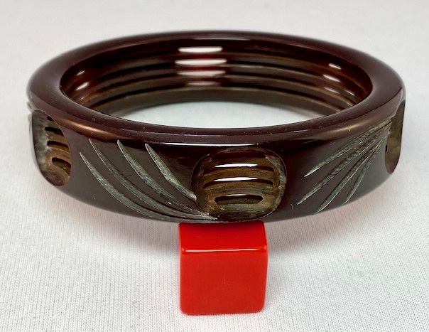 BB722 Chocolate brown oval and line carved bakelite bangle