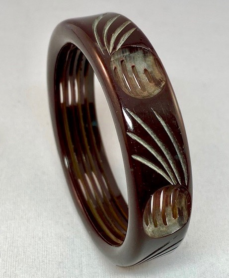 BB722 Chocolate brown oval and line carved bakelite bangle - Image 2