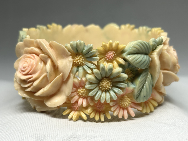 BB726 Wide tinted roses and daisies celluloid bangle - Image 2