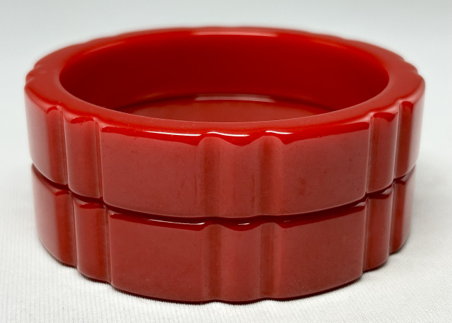 BB727 Matching pair of ruby red groove carved bakelite bangles - Image 2