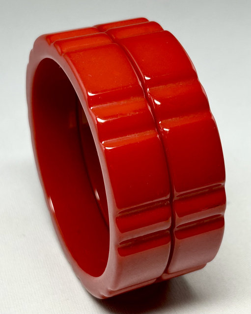 BB727 Matching pair of ruby red groove carved bakelite bangles - Image 3