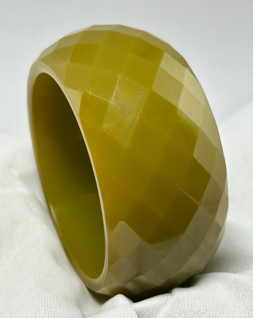 BB153 Chunky translucent swamp green facet carved bakelite bangle - Image 2