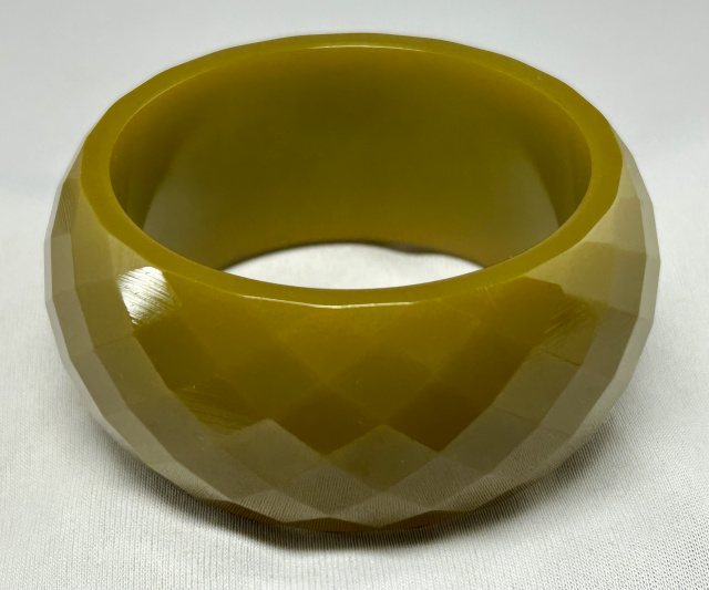 BB153 Chunky translucent swamp green facet carved bakelite bangle - Image 3