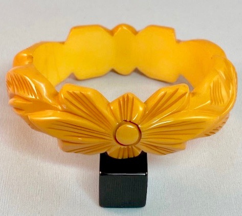 BB196 Chunky flower and leaf carved corn bakelite bangle