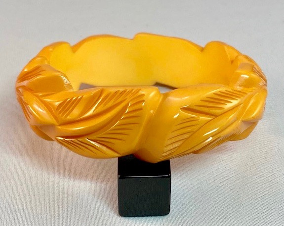 BB196 Chunky flower and leaf carved corn bakelite bangle - Image 2