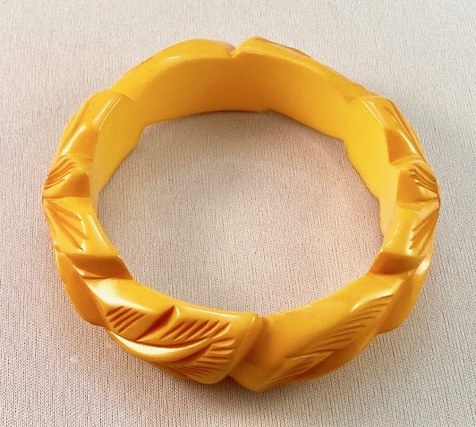BB196 Chunky flower and leaf carved corn bakelite bangle - Image 3